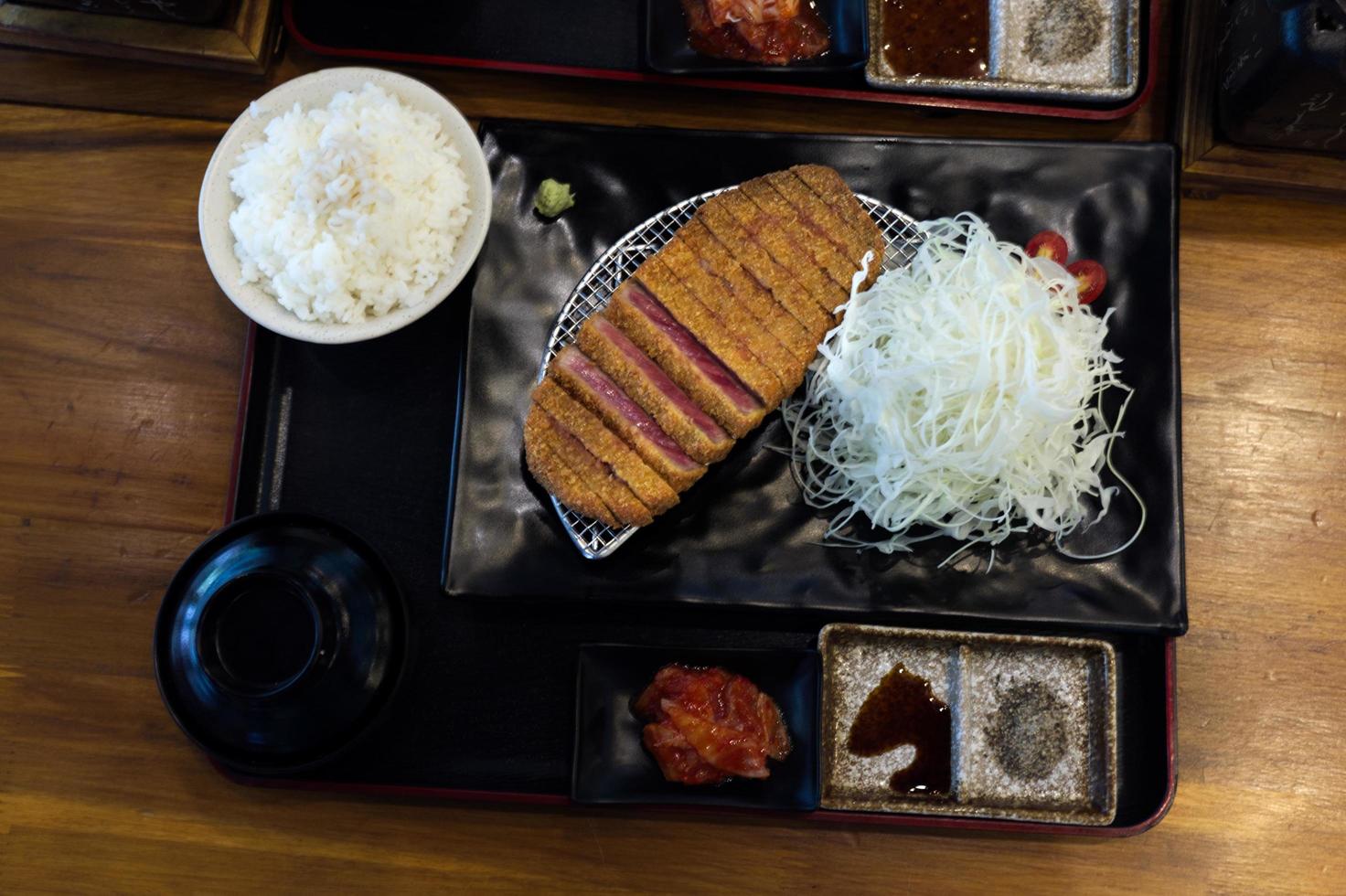 bistecca gyukatsu di manzo croccante fritta servita con riso foto