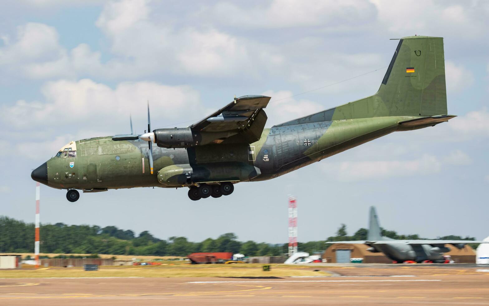 Tedesco aria vigore luftwaffe transall c-160d 5072 trasporto aereo arrivo e atterraggio per riat reale internazionale aria tatuaggio 2018 spettacolo aereo foto