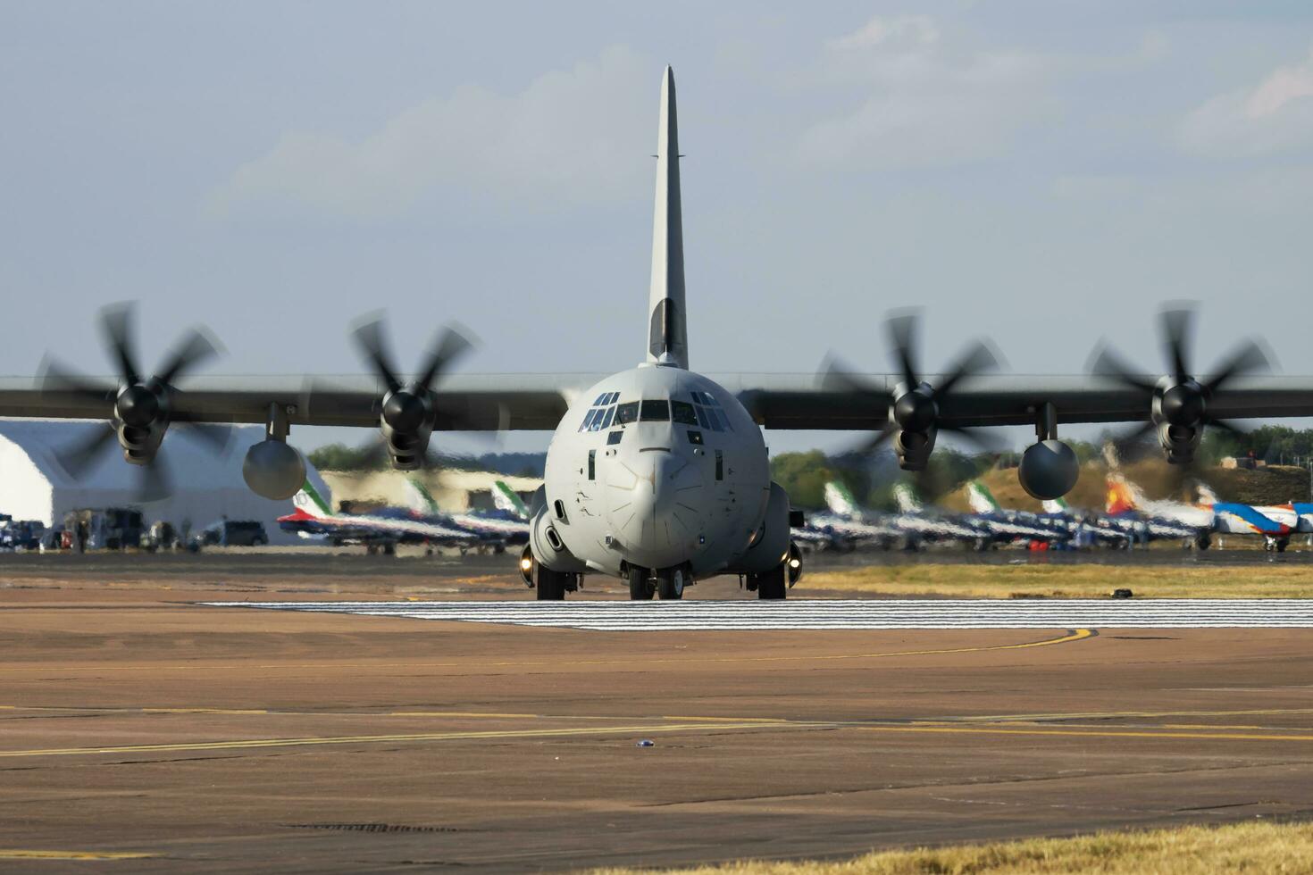 italiano aria vigore lockheed c-130j mm62177 trasporto aereo partenza a riat reale internazionale aria tatuaggio 2018 spettacolo aereo foto