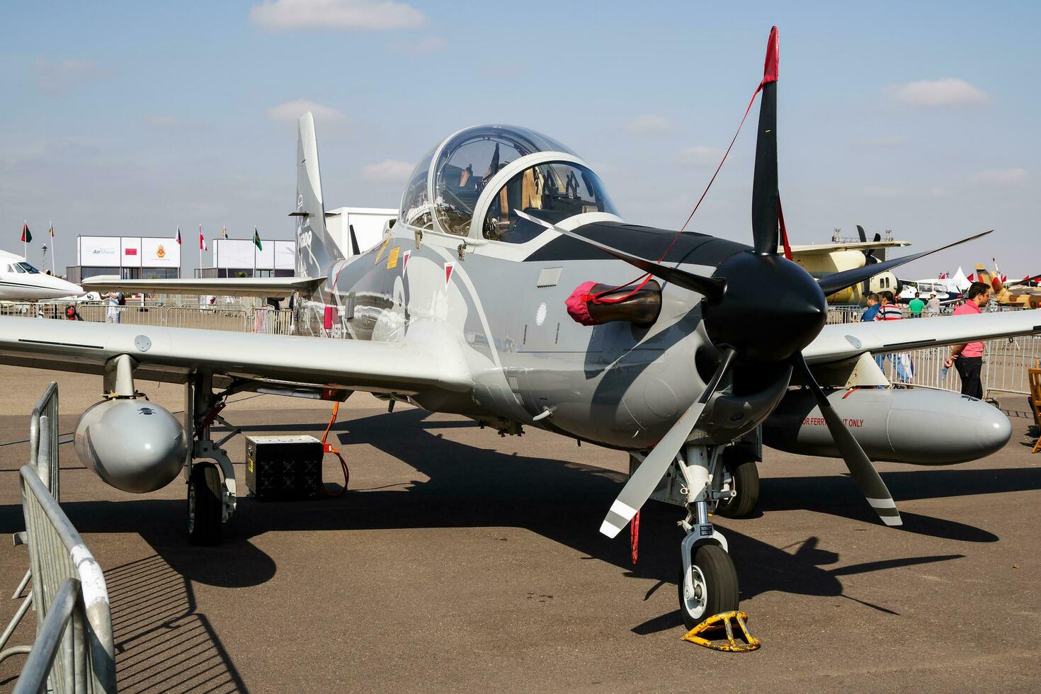 militare allenatore aereo a aria base. aria vigore volo addestramento. aviazione e aereo. acrobatico. militare industria. volare e volare. foto