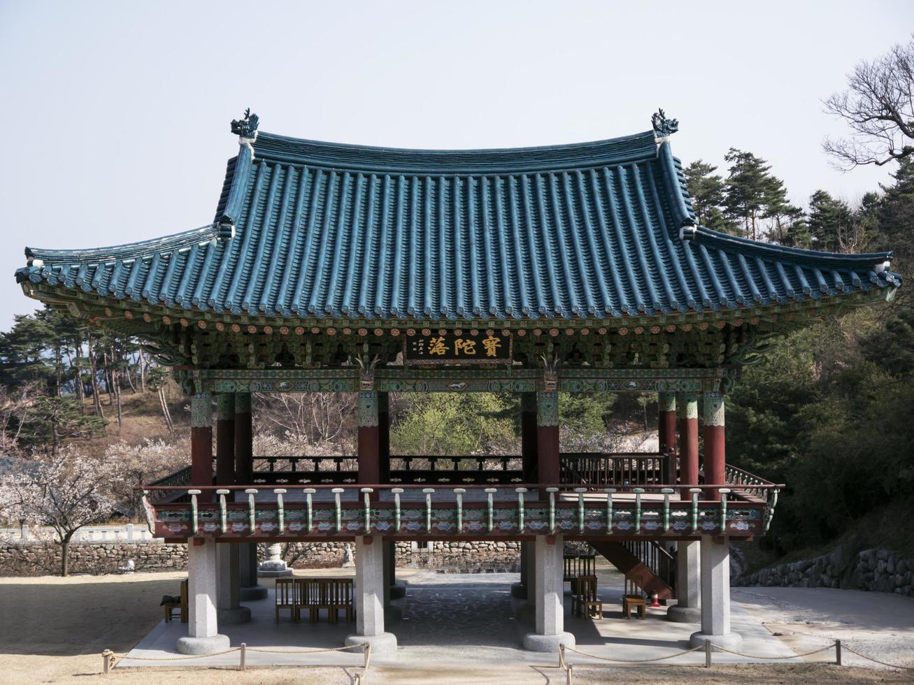 edificio tradizionale coreano nel tempio naksansa, corea del sud foto