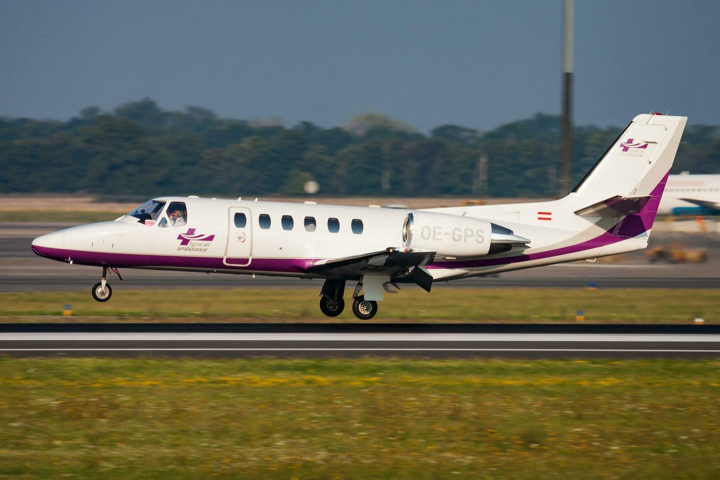 attività commerciale Jet passeggeri aereo a aeroporto. aziendale volo viaggio. aviazione e aereo. vip trasporto. azienda e società trasporto. volare e volare. foto