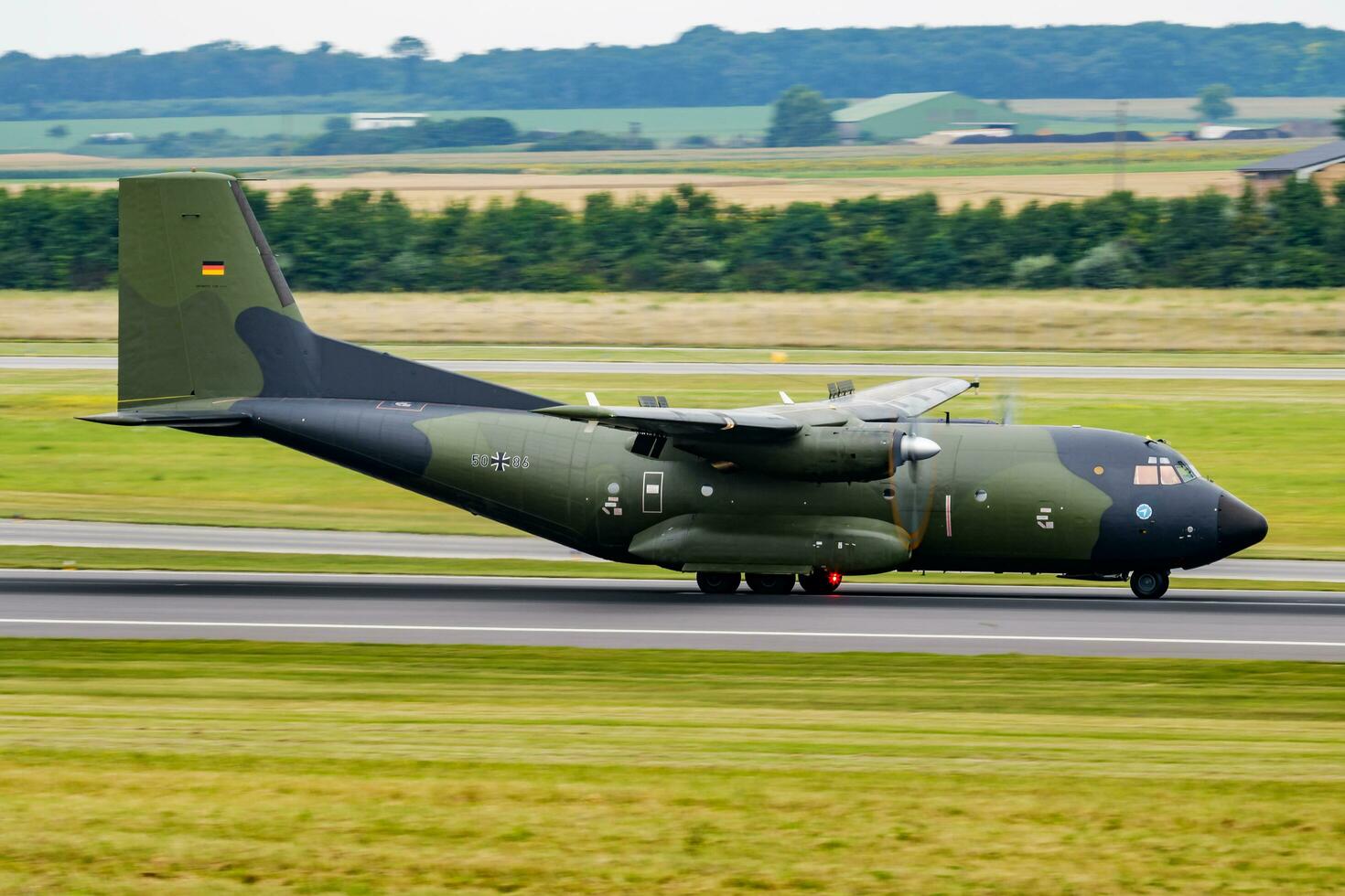 Tedesco aria vigore luftwaffe militare trasporto aereo a aria base. aria vigore volo operazione. aviazione e aereo. aria sollevare. militare industria. volare e volare. foto