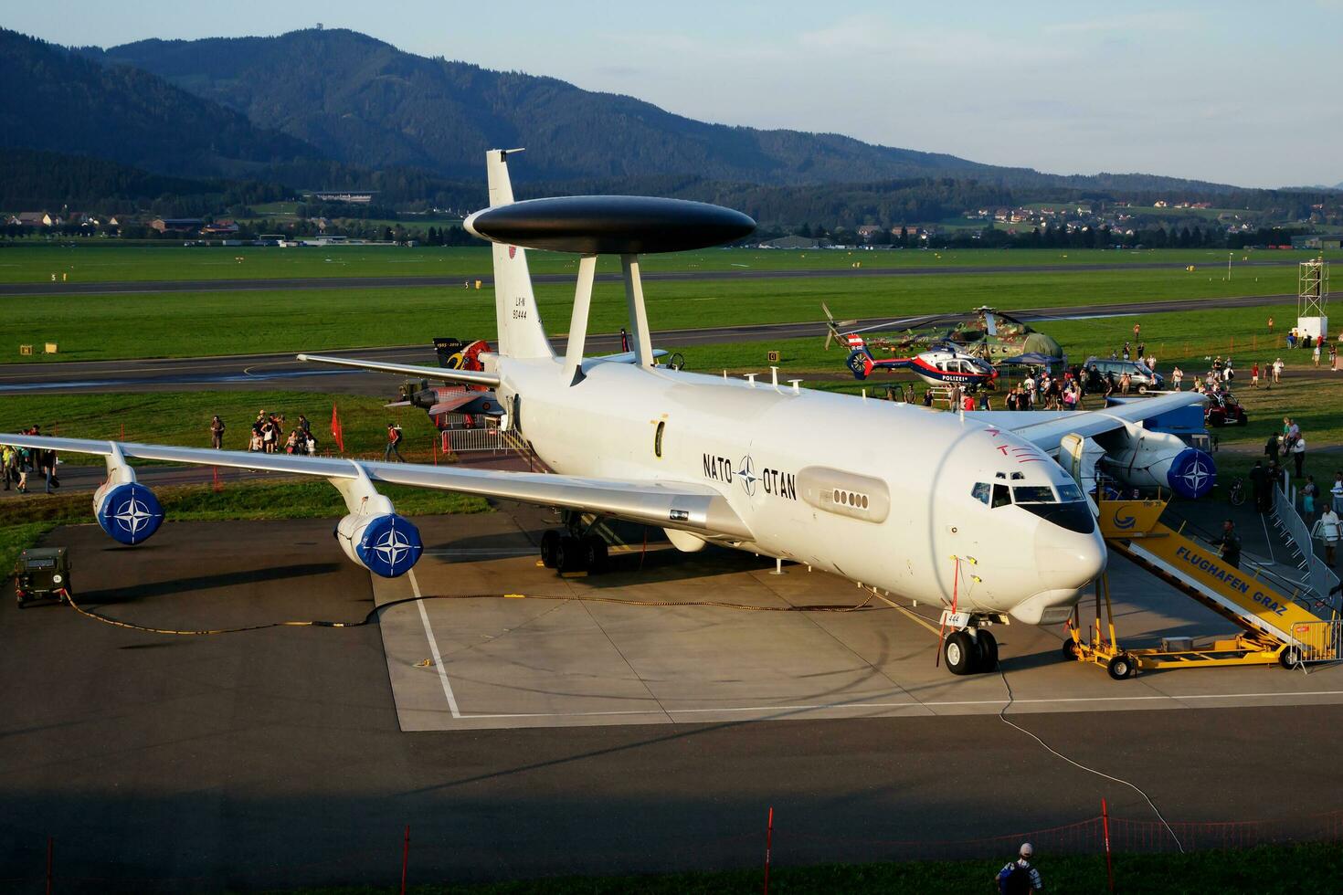 speciale missione NATO awacs aereo a aria base. aria vigore volo operazione. aviazione e aereo. aria difesa. militare industria. volare e volare. foto