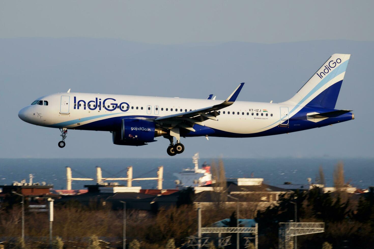 indaco airbus a320 neo vt-izj passeggeri aereo atterraggio a Istanbul ataturk aeroporto foto