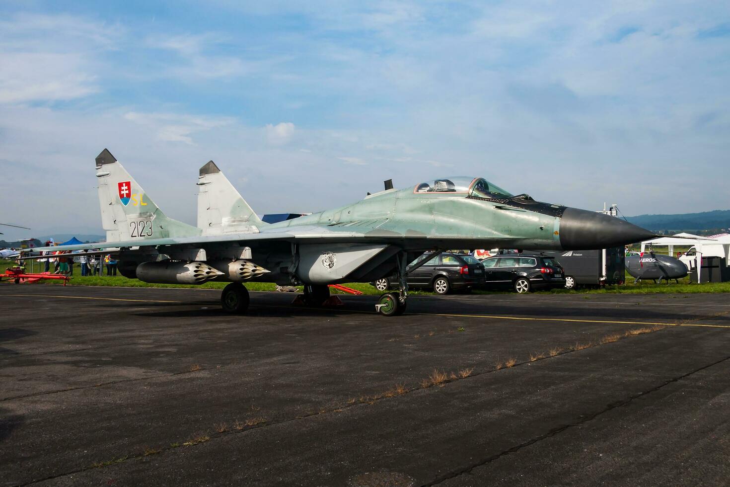 militare combattente Jet aereo a aria base. aria vigore volo operazione. aviazione e aereo. aria difesa. militare industria. volare e volare. foto