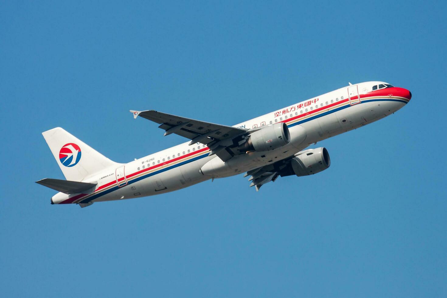 Cina orientale le compagnie aeree passeggeri aereo a aeroporto. programma volo viaggio. aviazione e aereo. aria trasporto. globale internazionale trasporto. volare e volare. foto