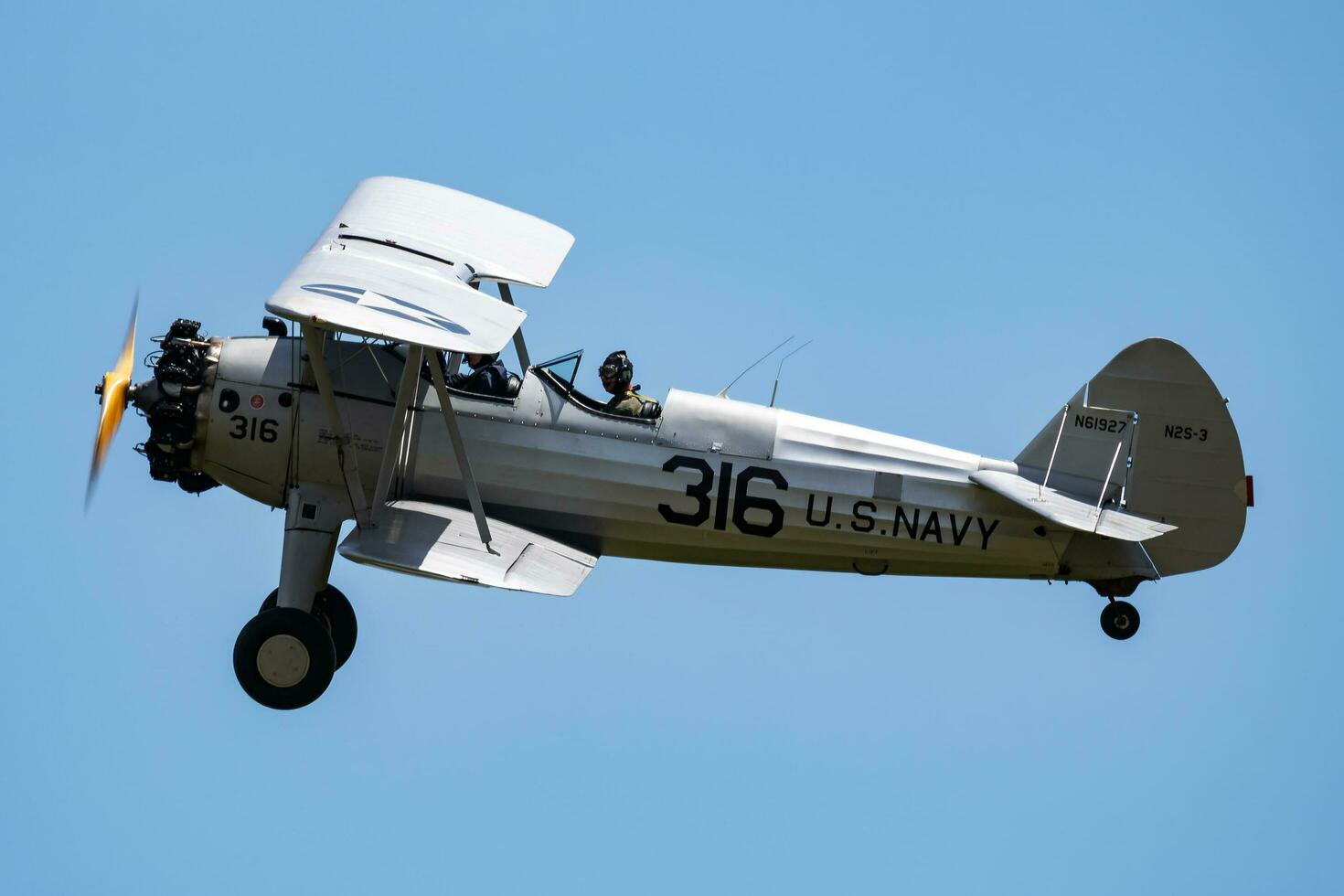 vecchio Timer uccello da guerra a aria base e aeroporto. freddo guerra e mondo guerra aviazione. spettacolo aereo Schermo. anziano militare aereo. volare e volare. foto