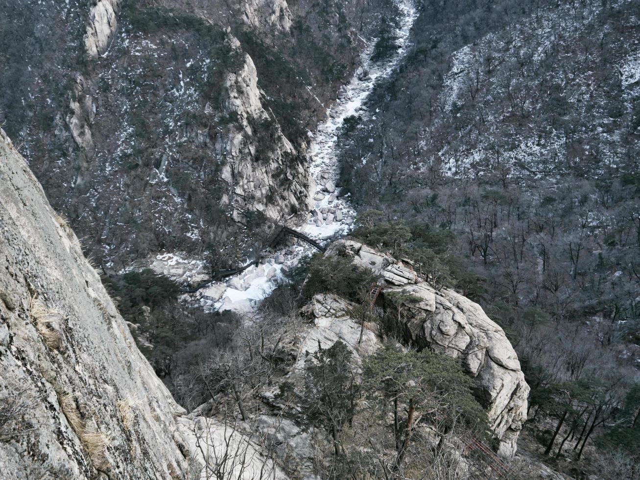 splendida vista sul letto del fiume di montagna, parco nazionale di seoraksan. Corea del Sud foto