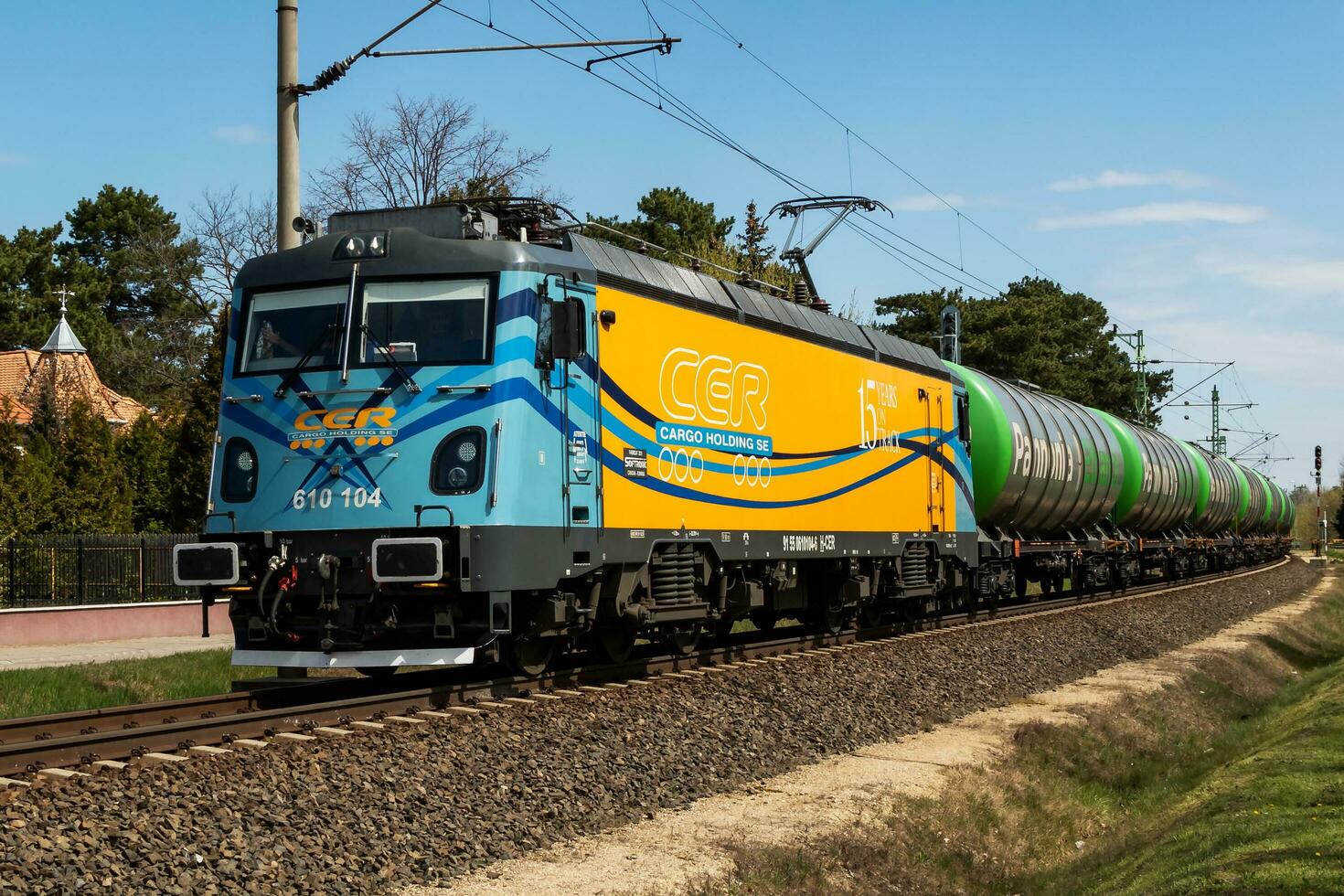 cer carico presa. internazionale treno trasporto. carico nolo carro a treno stazione. globale trasporto e spedizione. foto