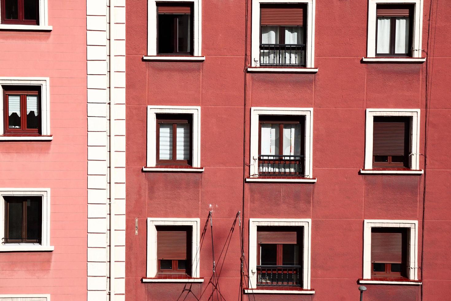 finestra spagnola sulla facciata della casa foto
