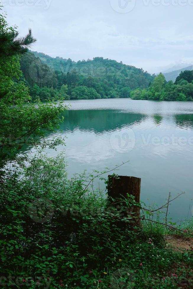 lago in montagna a bilbao, spagna foto