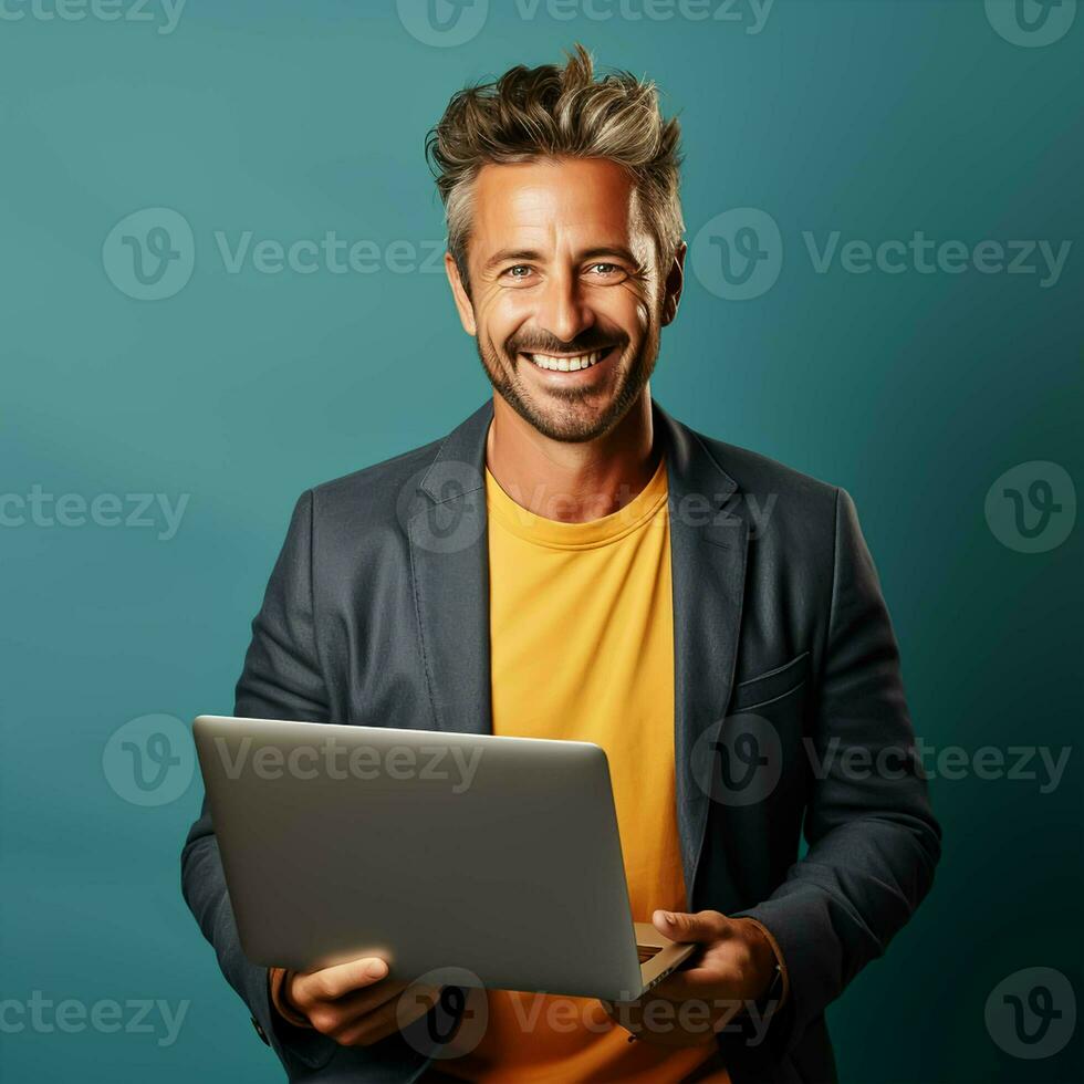 ritratto di un' sorridente maturo uomo utilizzando il computer portatile foto