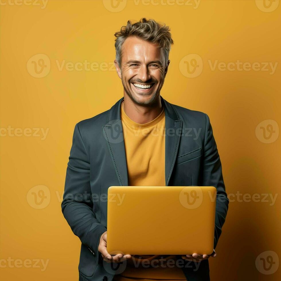 ritratto di un' sorridente maturo uomo utilizzando il computer portatile foto