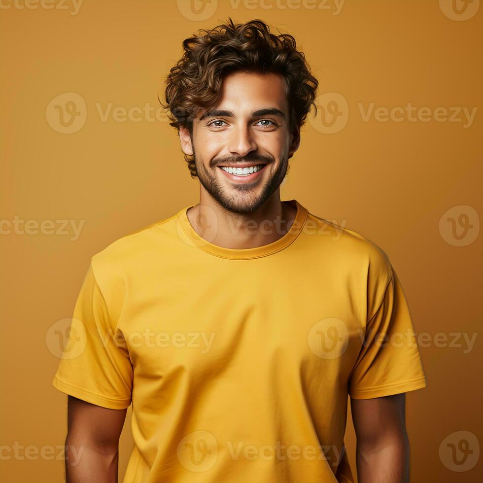 bello giovane uomo nel giallo maglietta sorridente a telecamera mentre in piedi contro giallo sfondo foto