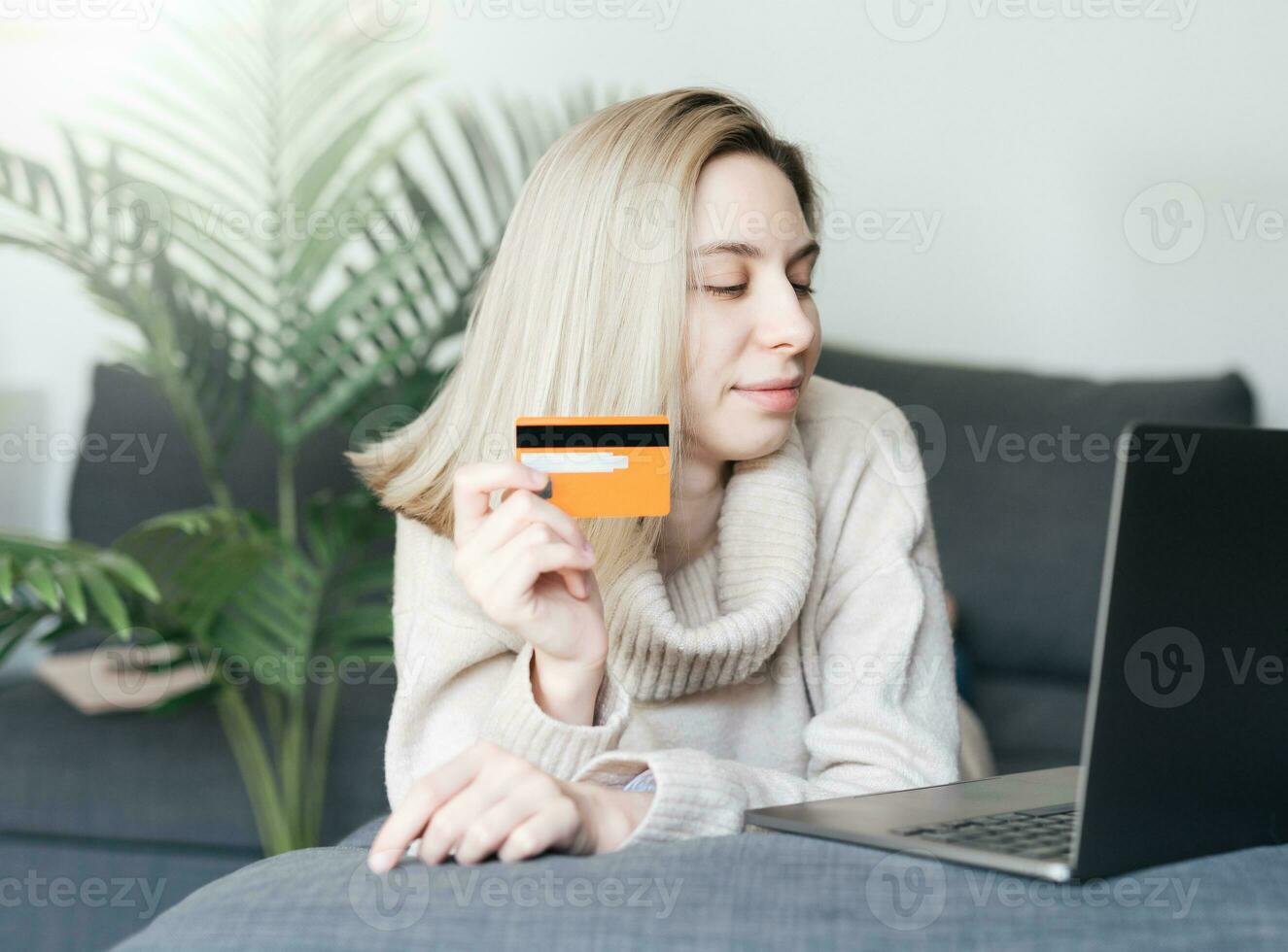 giovane donna Tenere credito carta e utilizzando il computer portatile computer. foto
