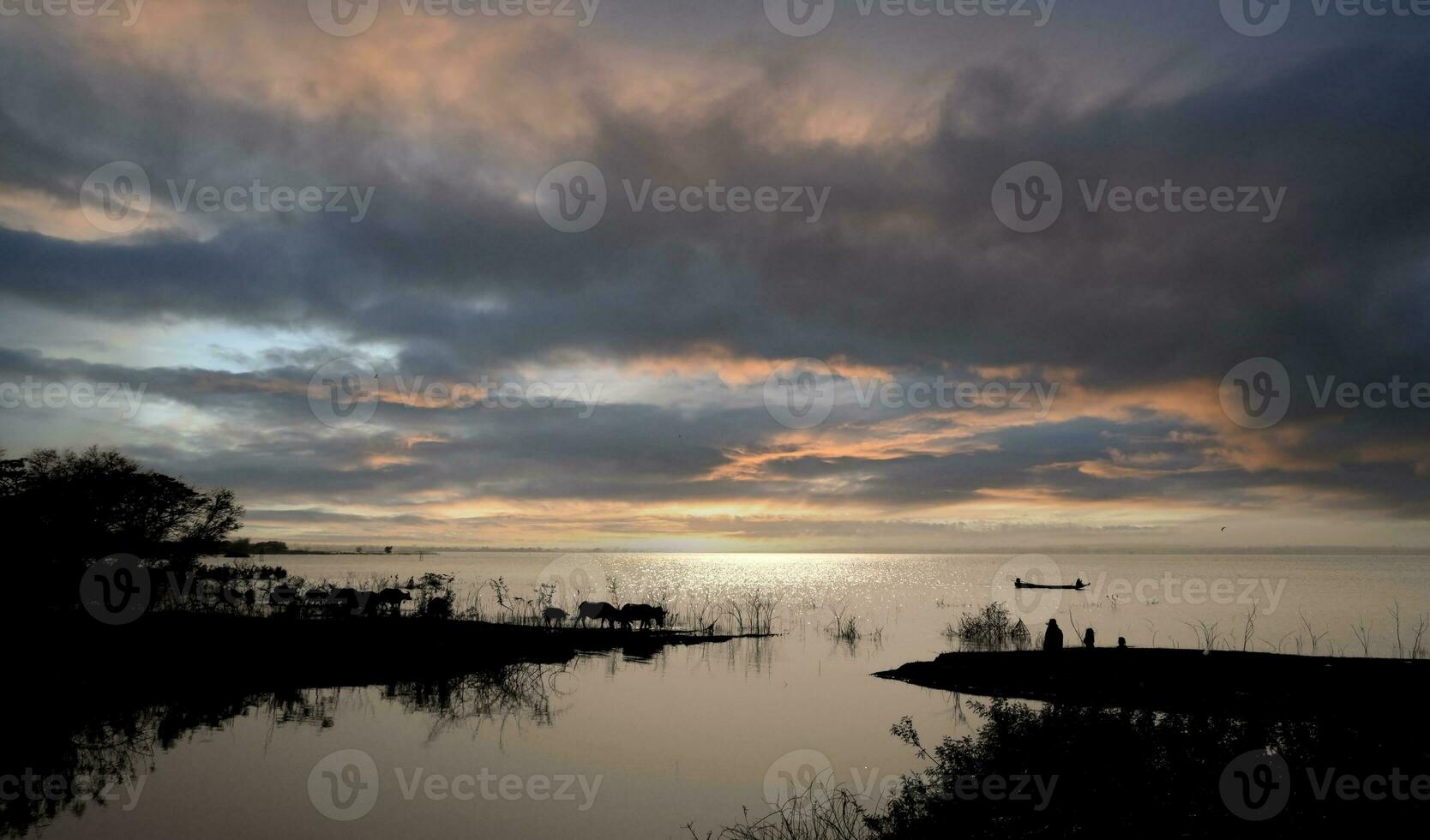 silhouette sera vita con orizzonte di lago foto