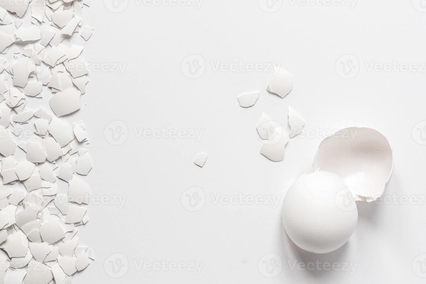 Guscio d'uovo bianco di un uovo di gallina rotto con cocci isolati su uno sfondo bianco foto
