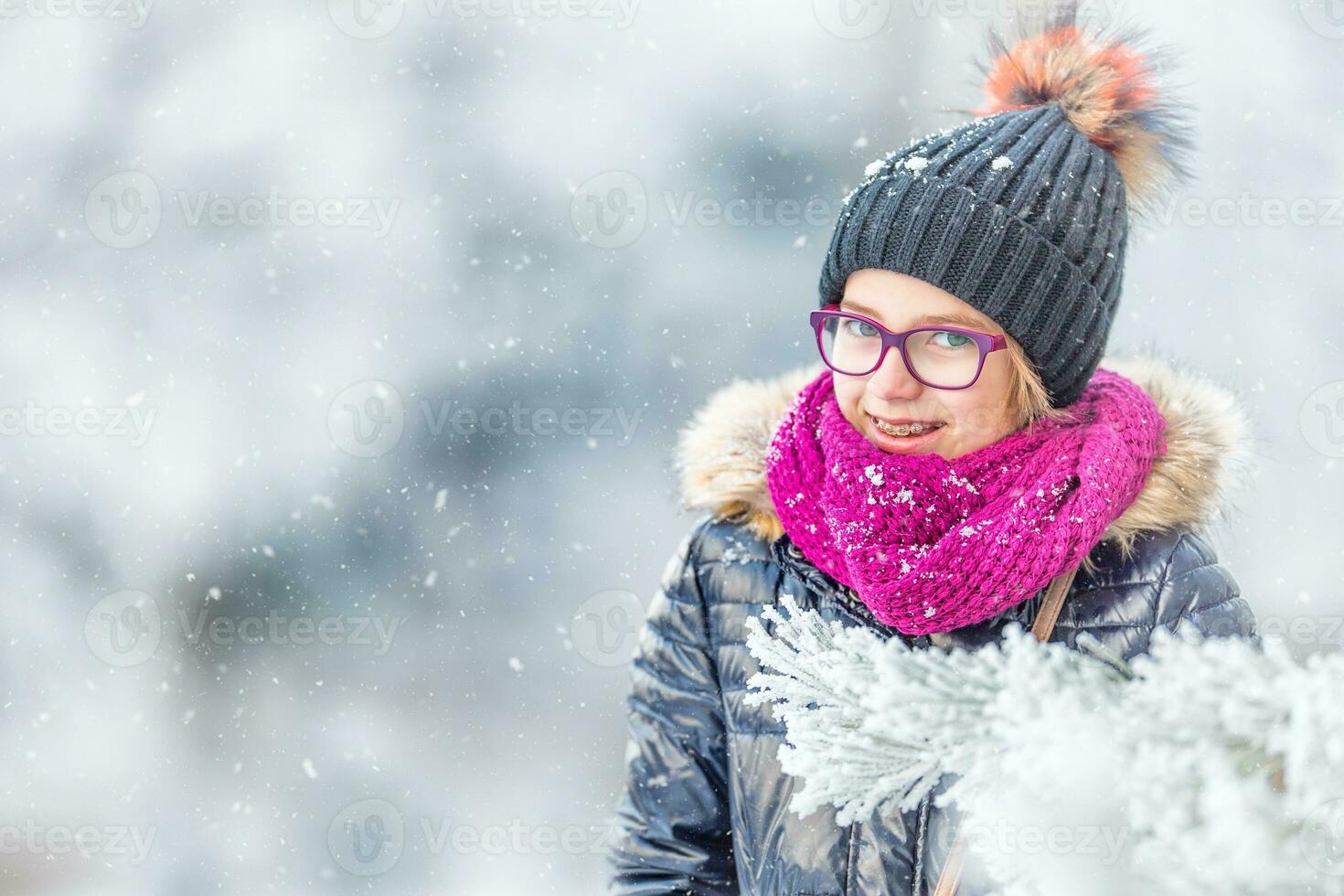 bellezza inverno ragazza soffiaggio neve nel gelido inverno parco o all'aperto. ragazza e inverno freddo tempo metereologico foto