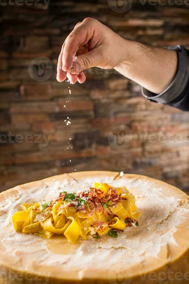 capocuoco nel ristorante esclusivamente servi italiano pasta pappardelle. foto