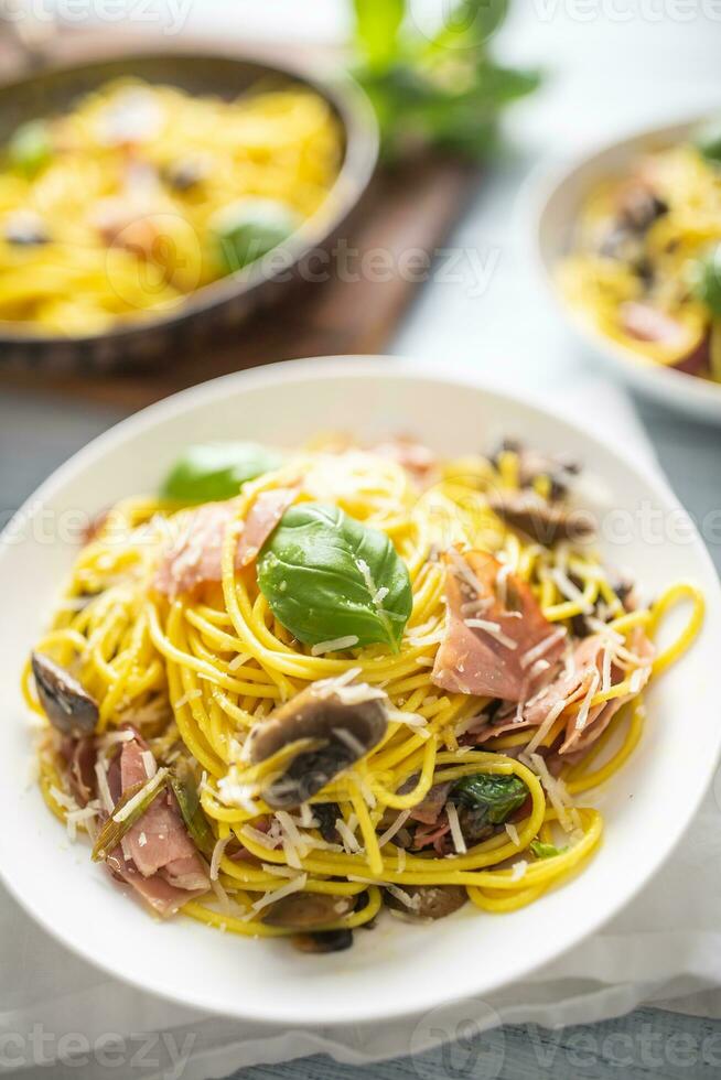 italiano pasta spaghetti prosciutto funghi parmigiano e oliva olio foto