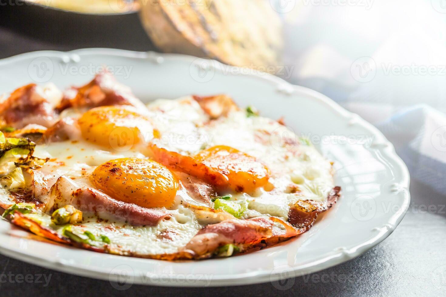 inglese prima colazione fritte Bacon prosciutto e eggson bianca piatto foto