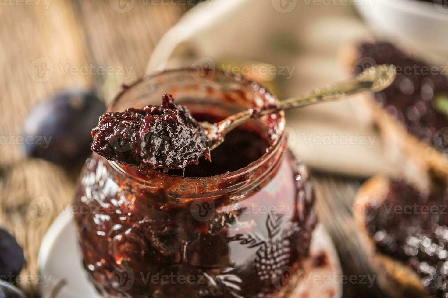 prima colazione a partire dal fatti in casa prugna marmellata pane e maturo prugne. foto