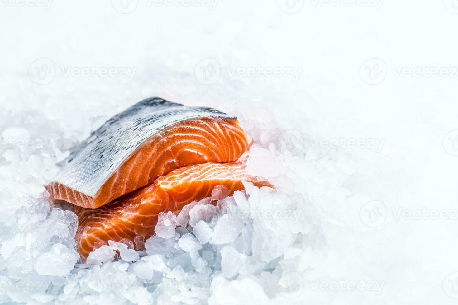 avvicinamento fresco crudo salmone filetti su ghiaccio foto