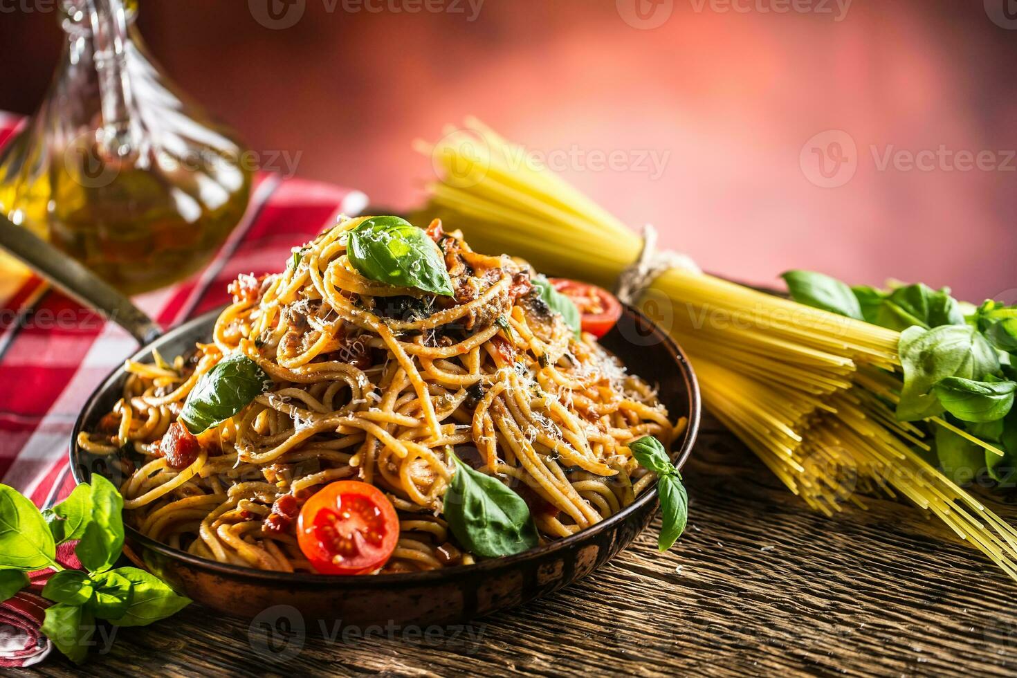 italiano pasta spaghetti con pomodoro salsa oliva olio basilico e parmigiano formaggio nel vecchio padella foto