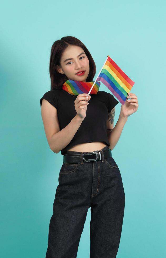 ragazza lgbtq e bandiera dell'orgoglio. ragazza lesbica sexy e bandiera lgbtq in piedi. foto