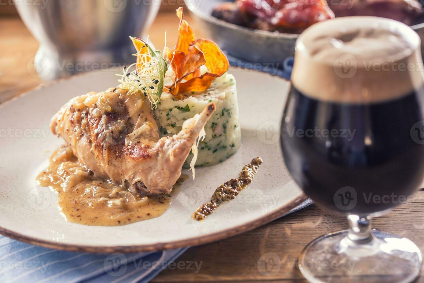 coniglio gamba con purè patate e decorazione su piatto nel ristorante foto