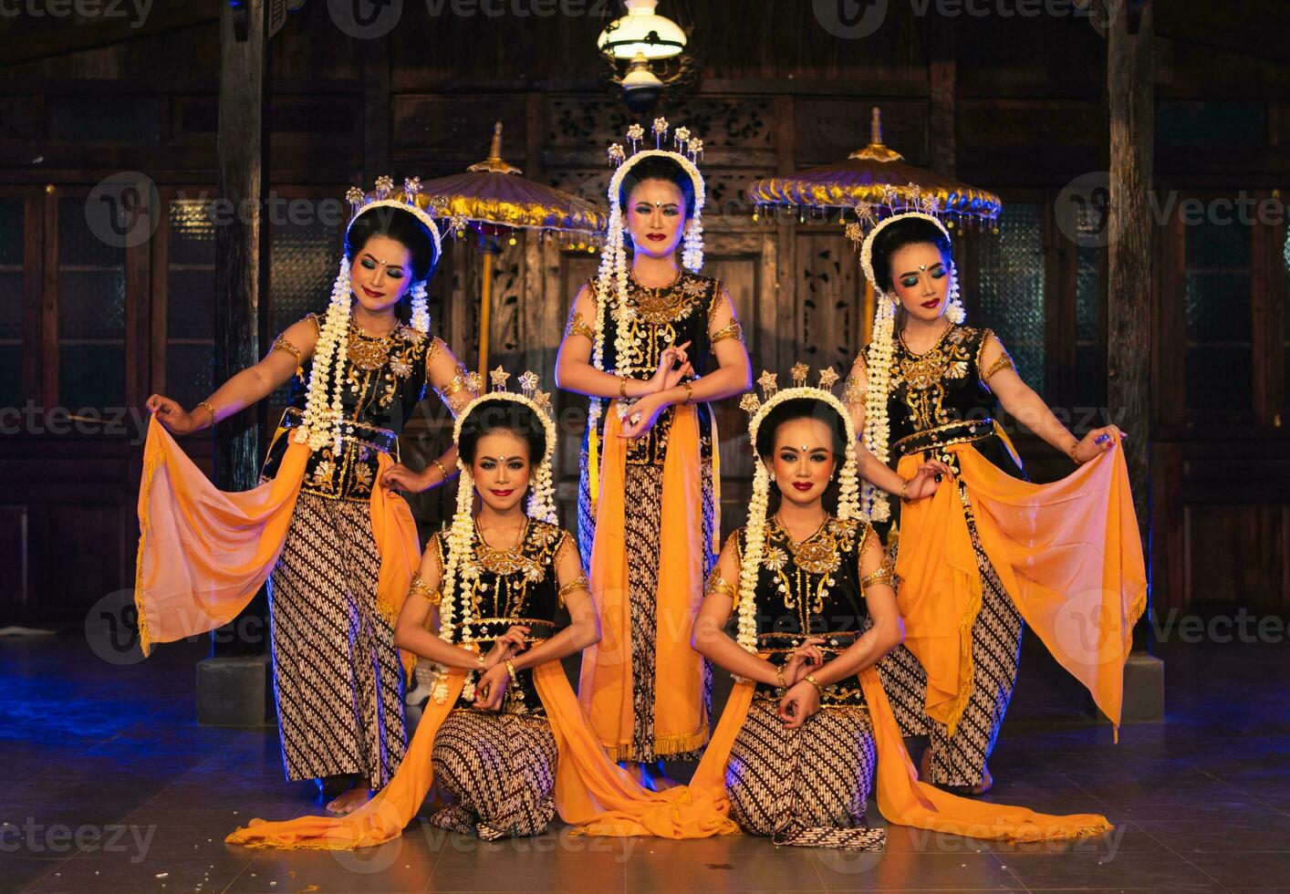 un' gruppo di giavanese ballerini pose danza con loro amici mentre assunzione immagini su il palcoscenico foto