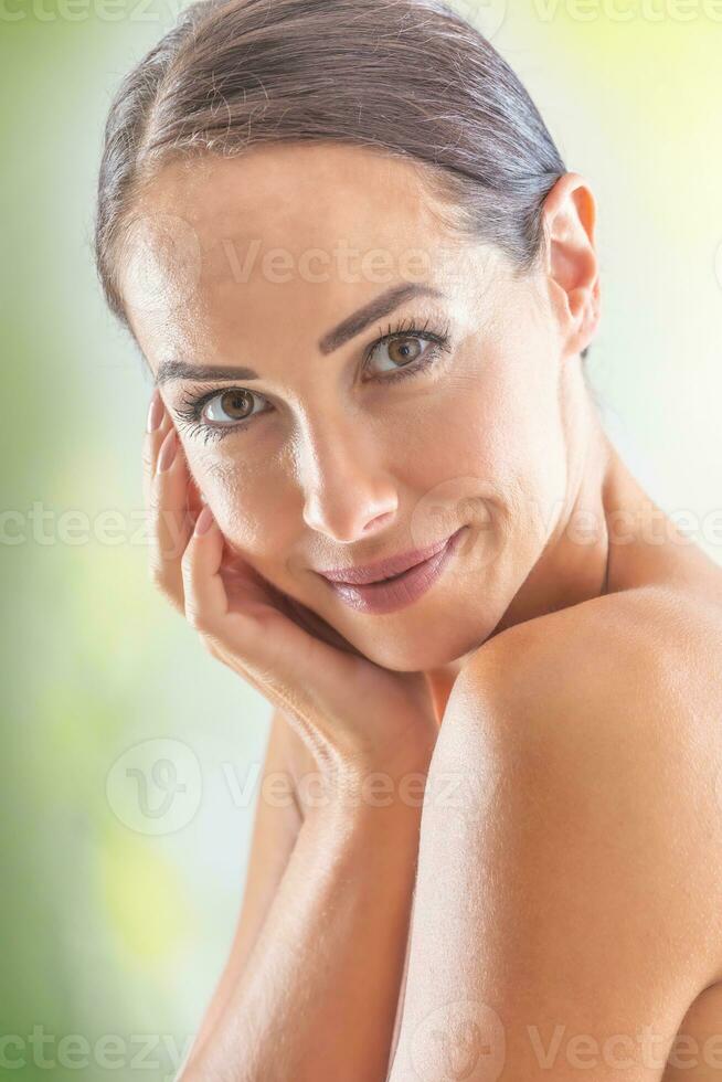 bellissimo viso di giovane adulto donna con pulito pelle senza trucco. terme cura della pelle benessere e cosmetici concetto foto