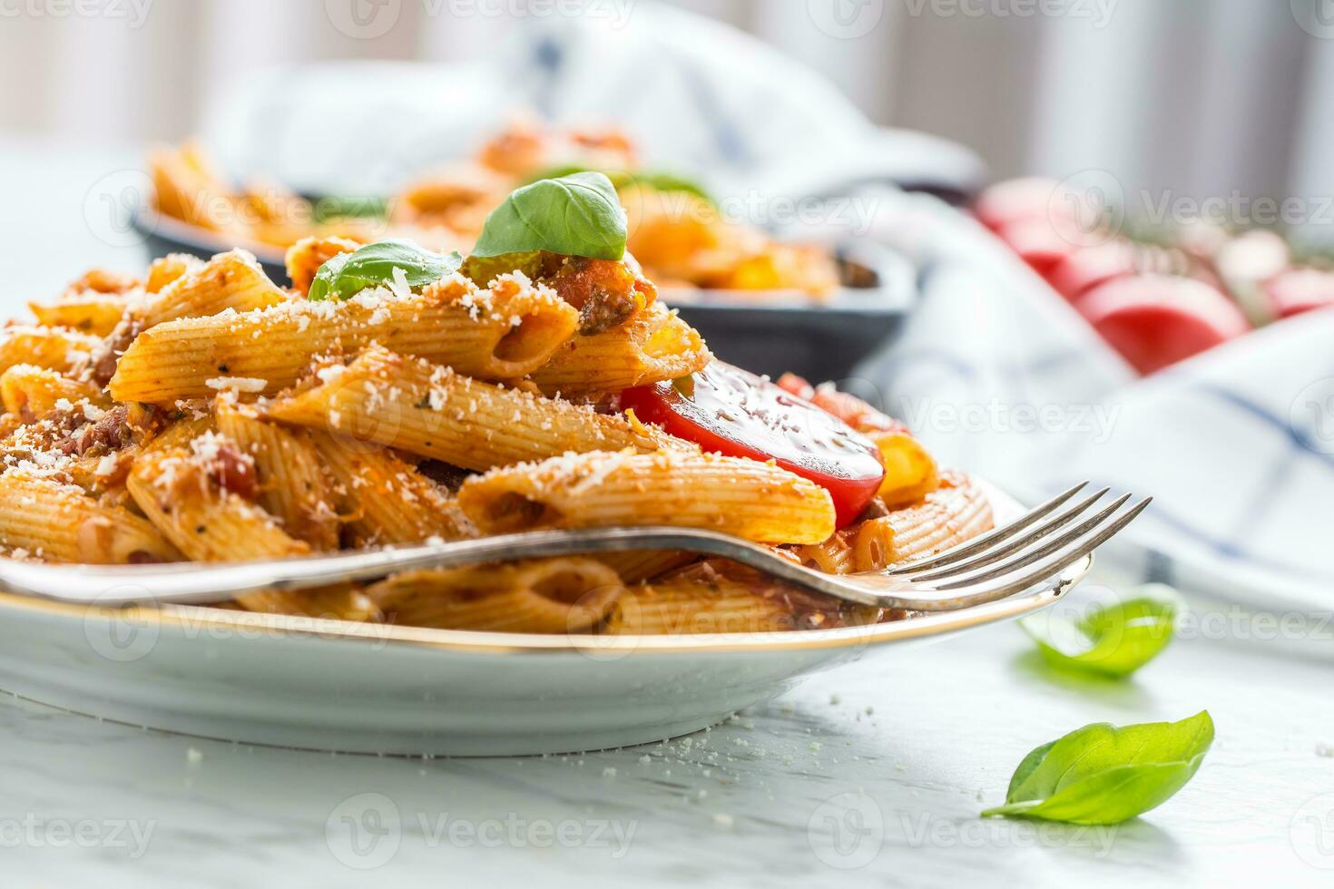 italiano cibo e pasta pene con bolognese salse su piatto foto