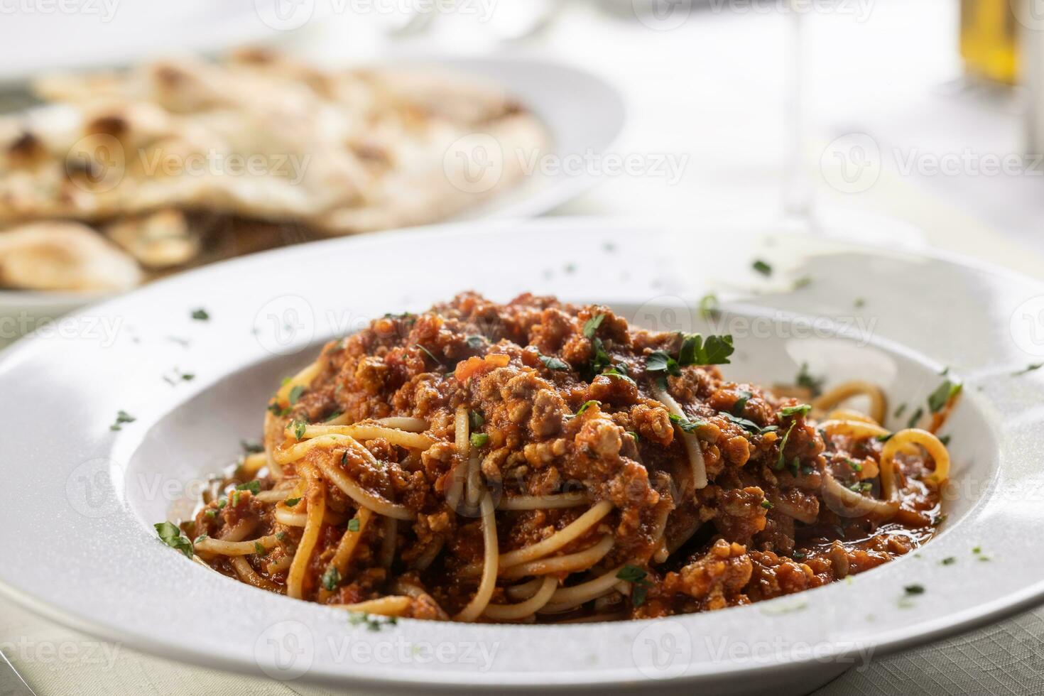 tradizionale italiano spaghetti bolognese servito nel un' piatto foto