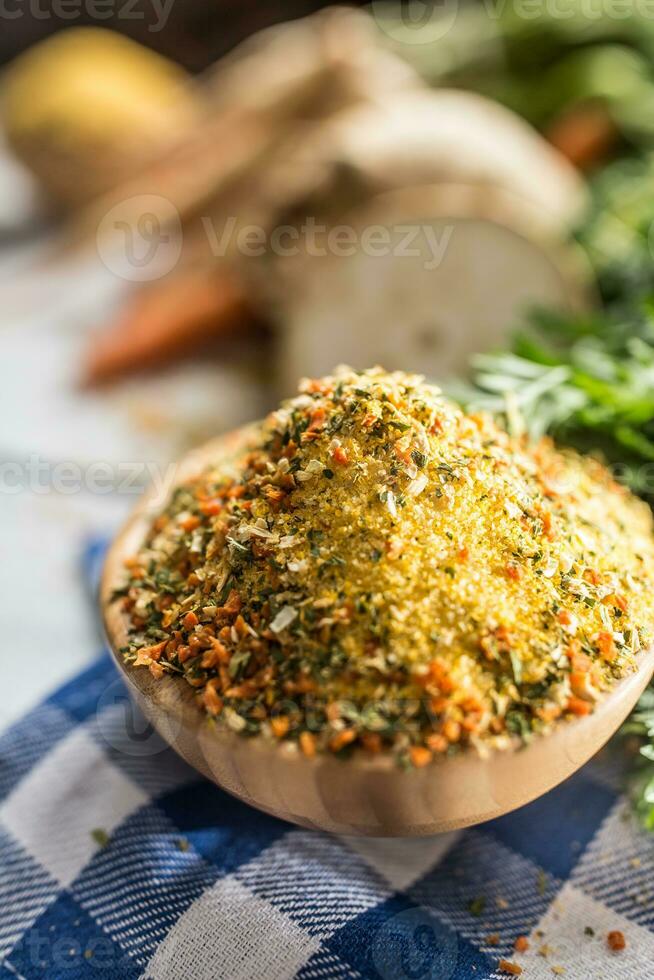 stagionatura spezie condimento vegeta a partire dal disidratato carota prezzemolo sedano pastinaca e sale con o senza glutammato foto