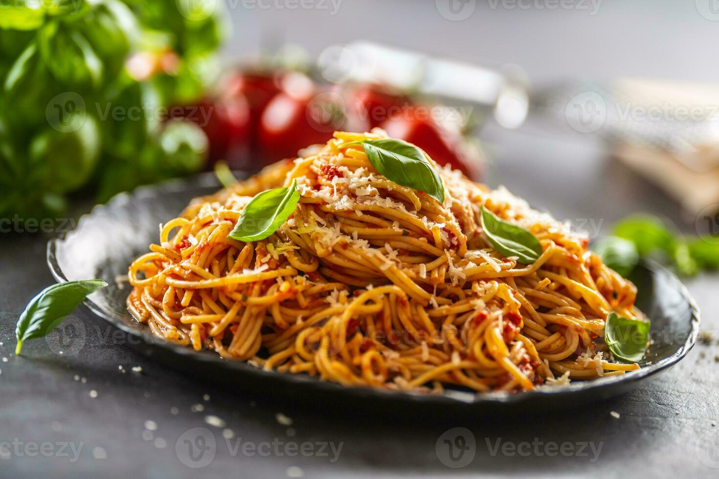 pasta spaghetti tomto e bolognese salsa con olio d'oliva olio parmigiano e basilico foto