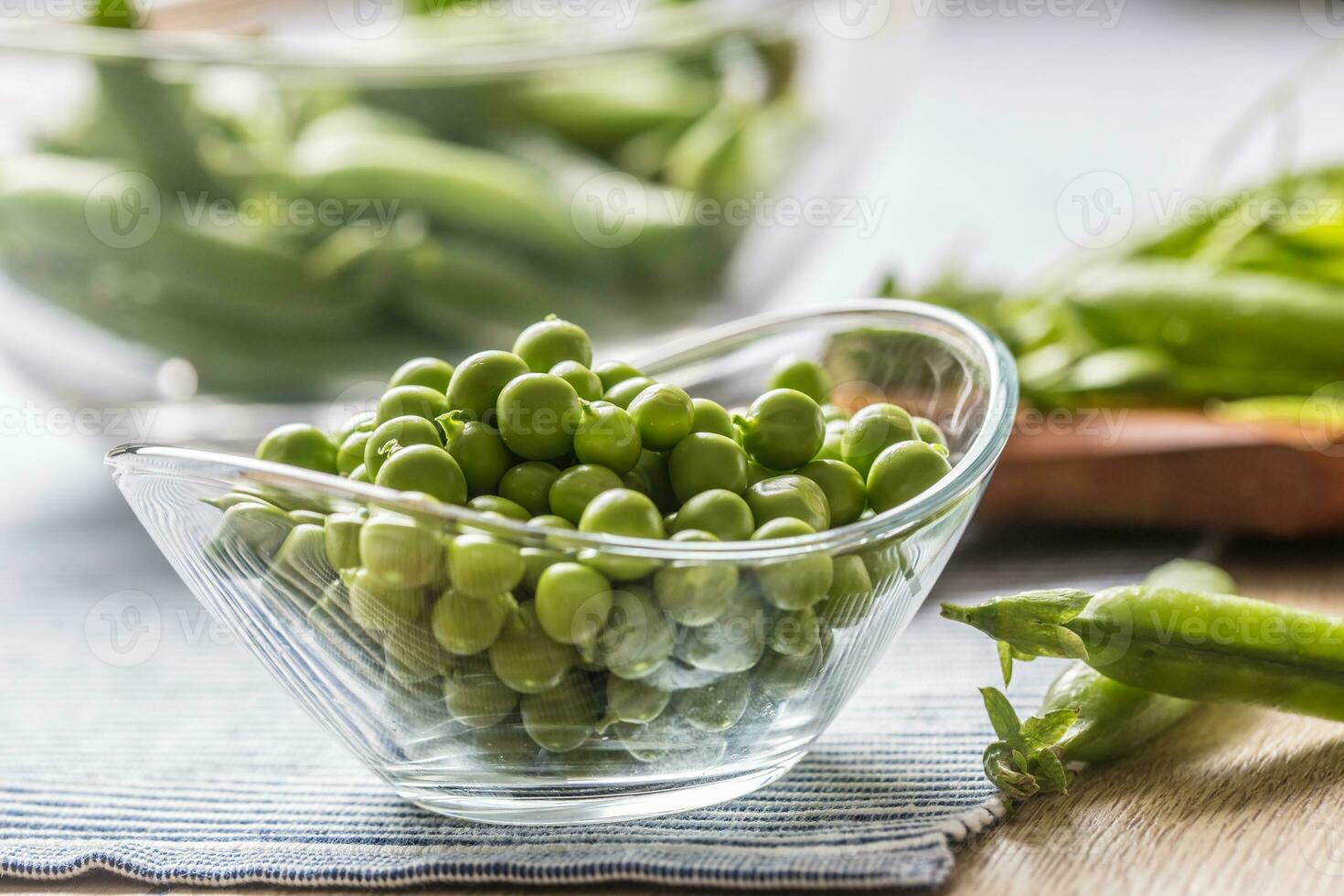 fresco verde pisello semi nel ciotola su cucina tavolo foto