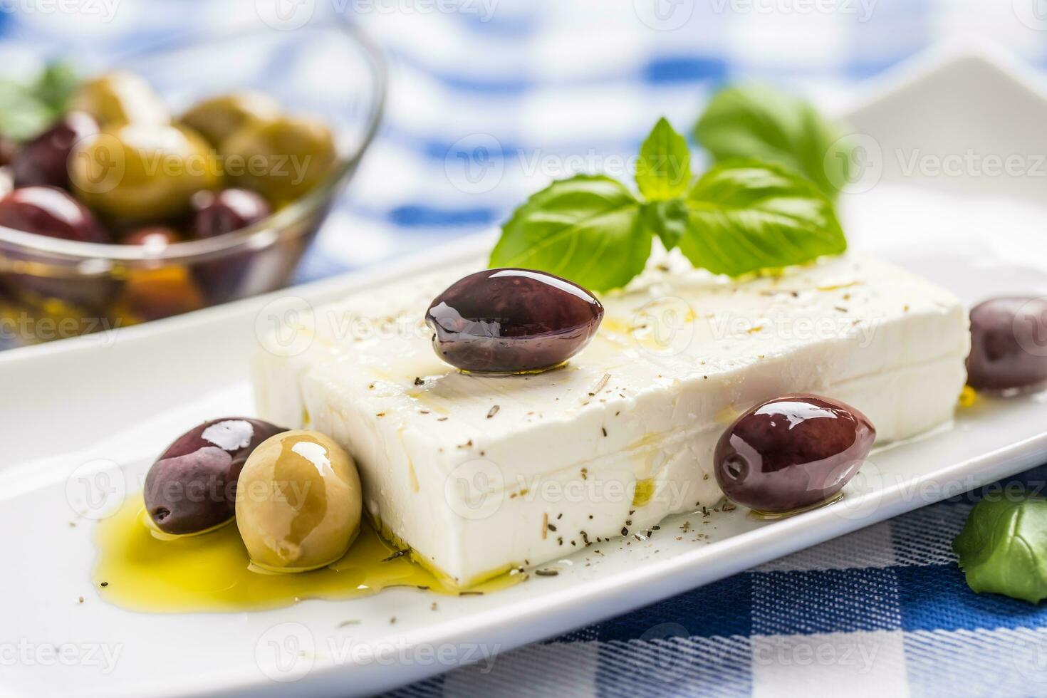greco formaggio feta con oliva olio olive e basilico le foglie foto