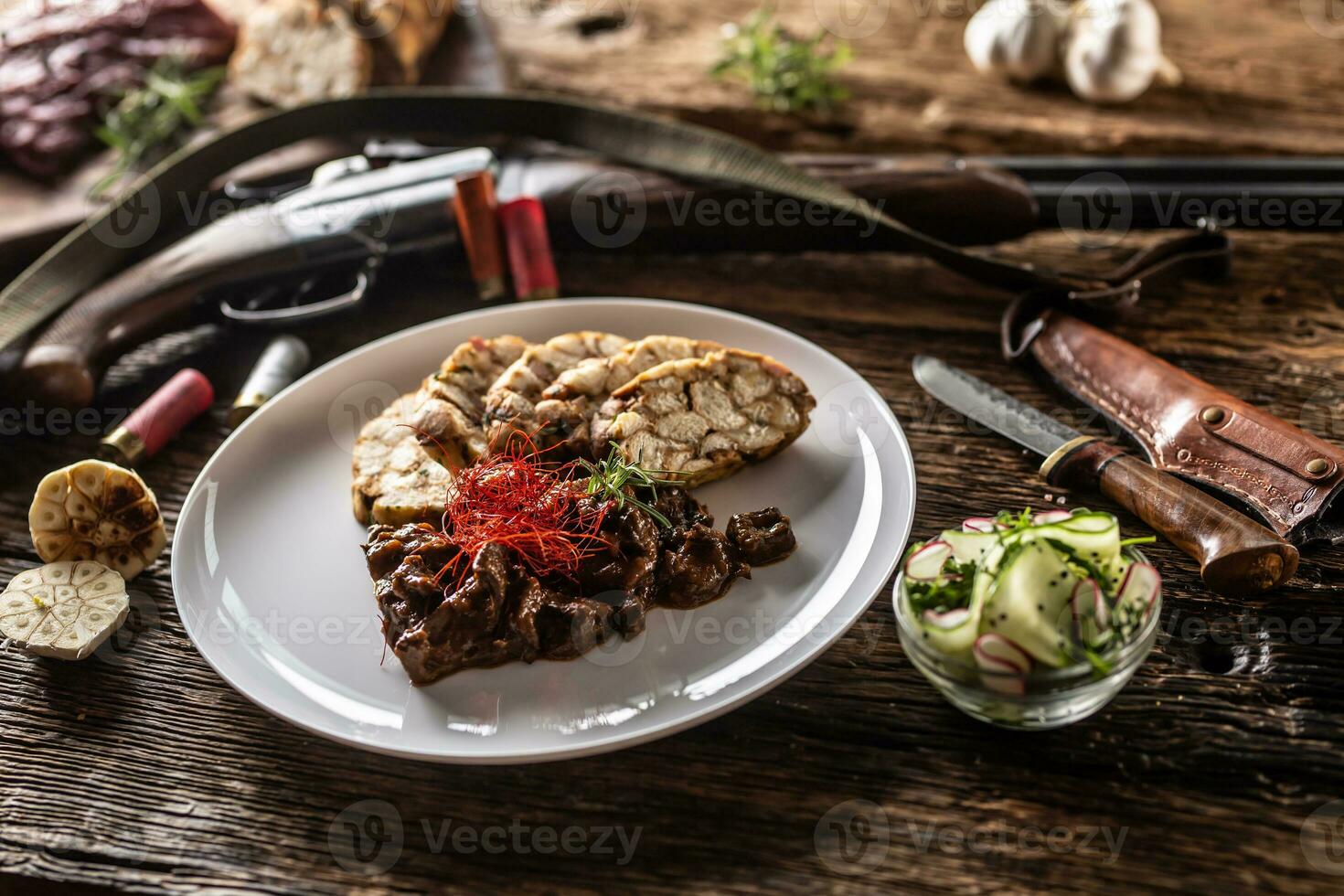 porcellana piatto pieno di cervo carne di cervo gulasch stufato servito con  gnocco e fresco insalata