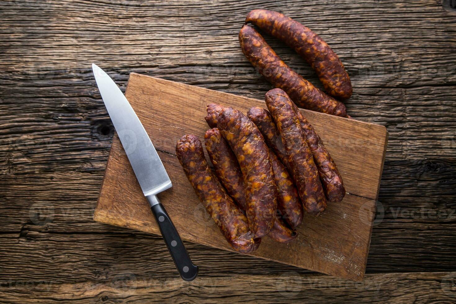 salsicce. affumicato salsicce. chorizo salsicce con verdura rosmarino spezie e cucina utensile. foto