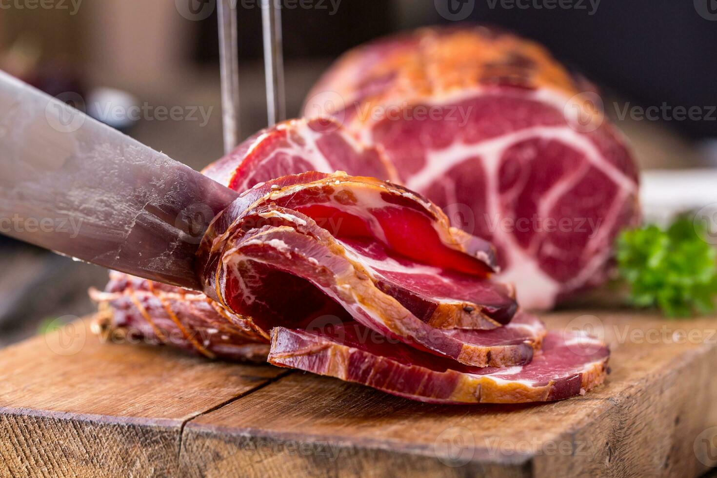 Maiale carne.maiale chop affumicato. tradizionale affumicato carne su quercia di legno tavolo nel altro posizioni foto