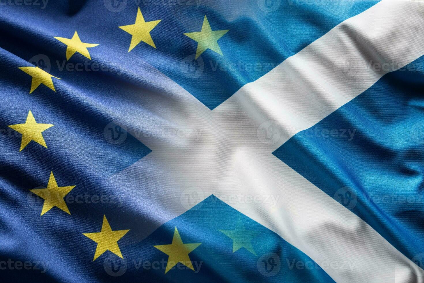 bandiere di Scozia e Unione Europea soffiaggio nel il vento foto