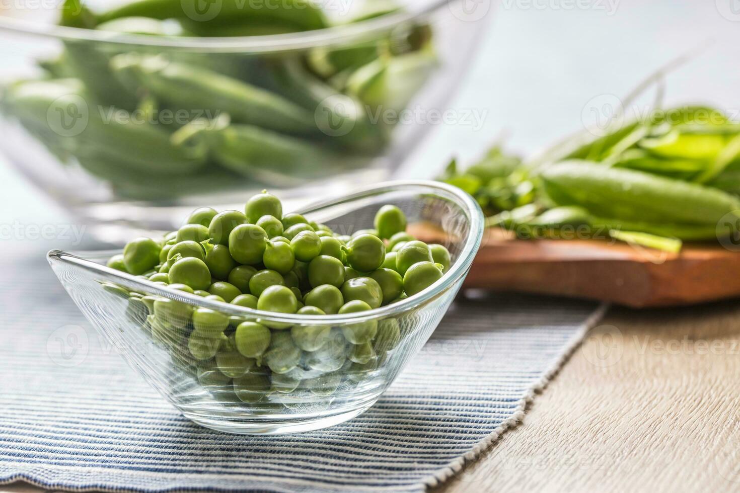 fresco verde pisello semi nel ciotola su cucina tavolo foto