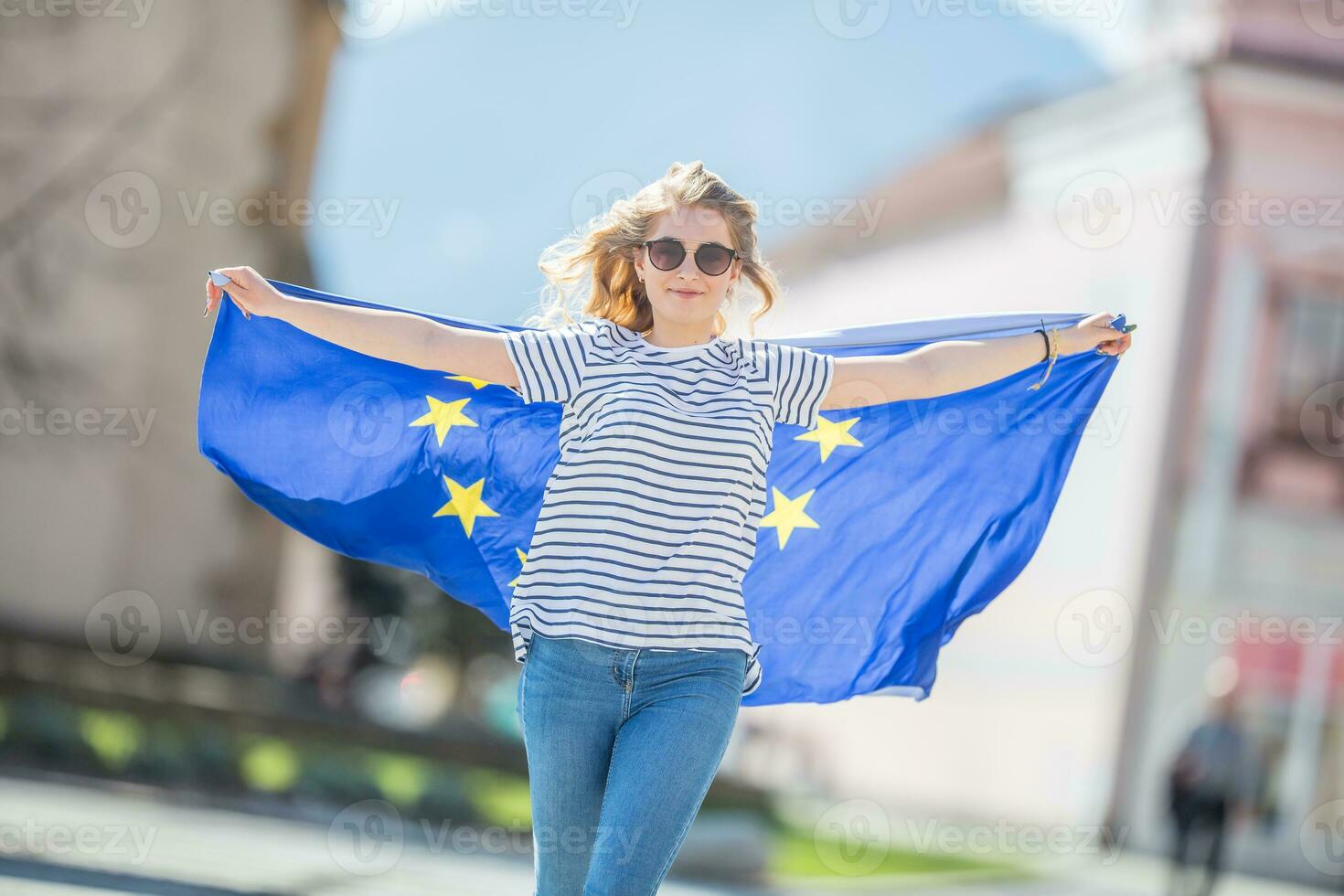 attraente contento giovane ragazza con il bandiera di il europeo unione foto