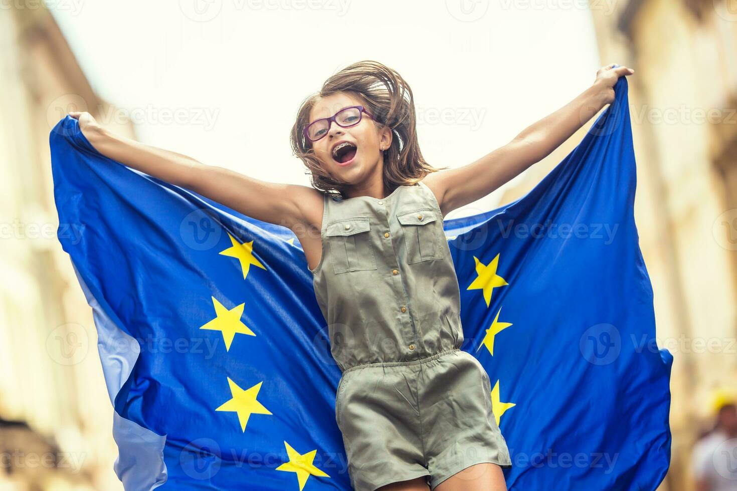 carino contento giovane ragazza con il bandiera di il europeo unione foto