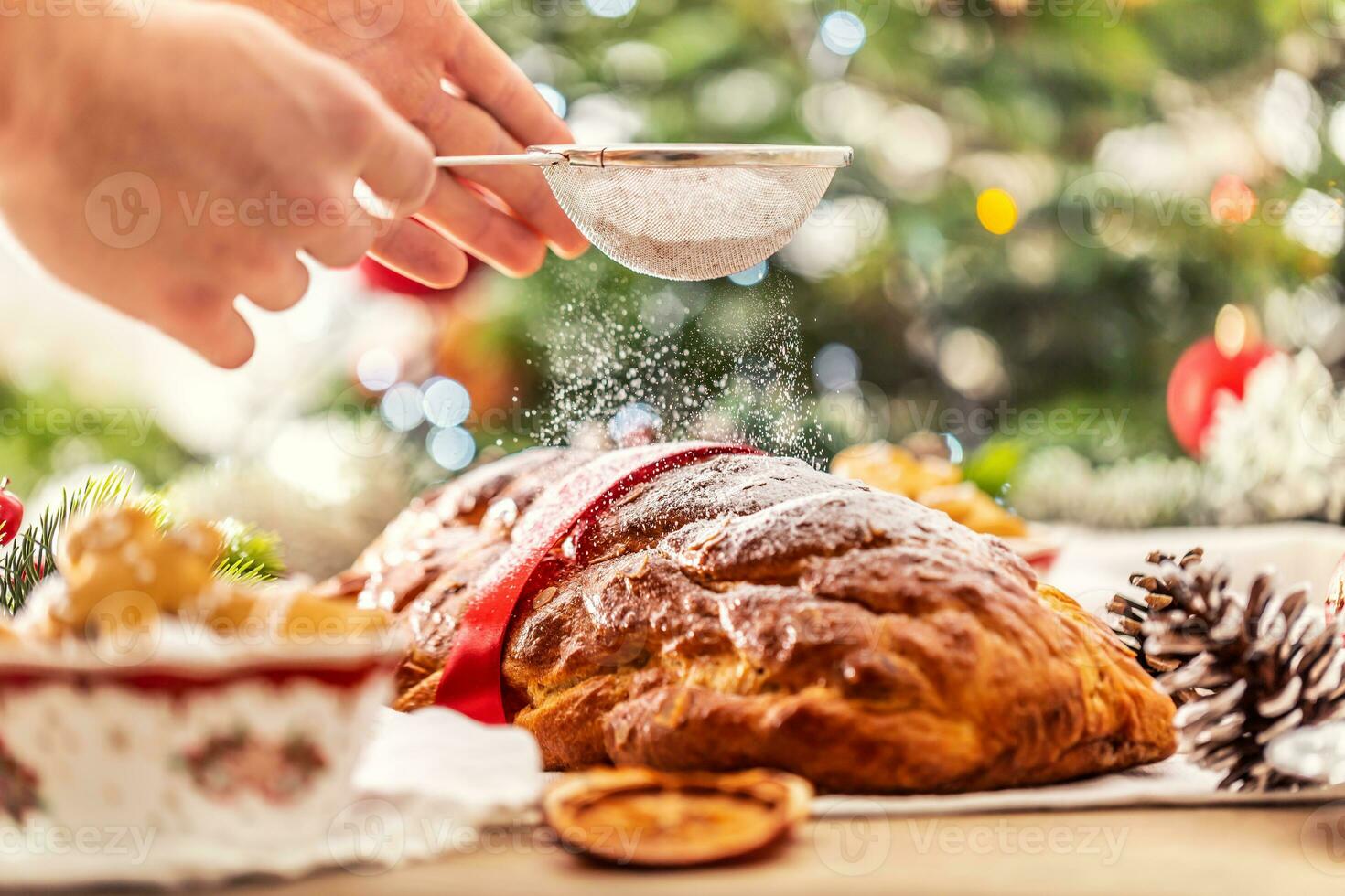 dell'uomo mano aspersione glassatura zucchero al di sopra di fresco Natale torta - vanocka. foto