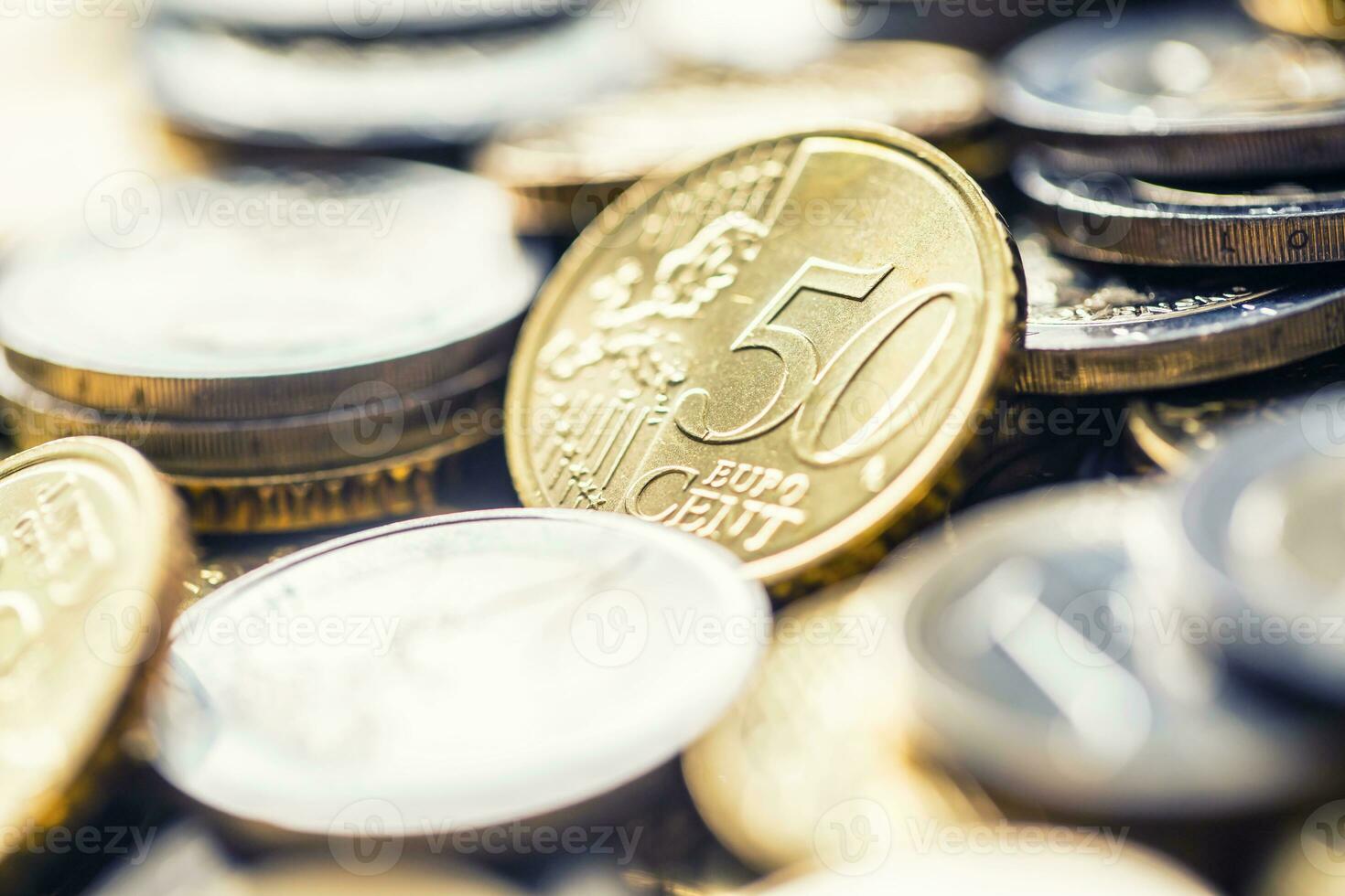 avvicinamento un' mucchio di nuovo Euro monete nel altro composizioni foto
