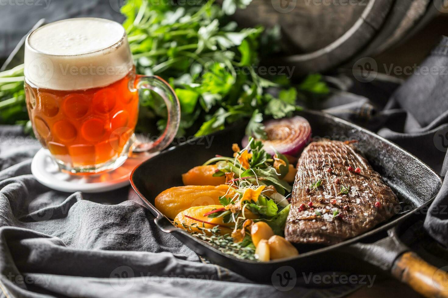 Manzo fianco bistecca nel griglia padella con batata puré aglio erba decorazione e bozza birra foto