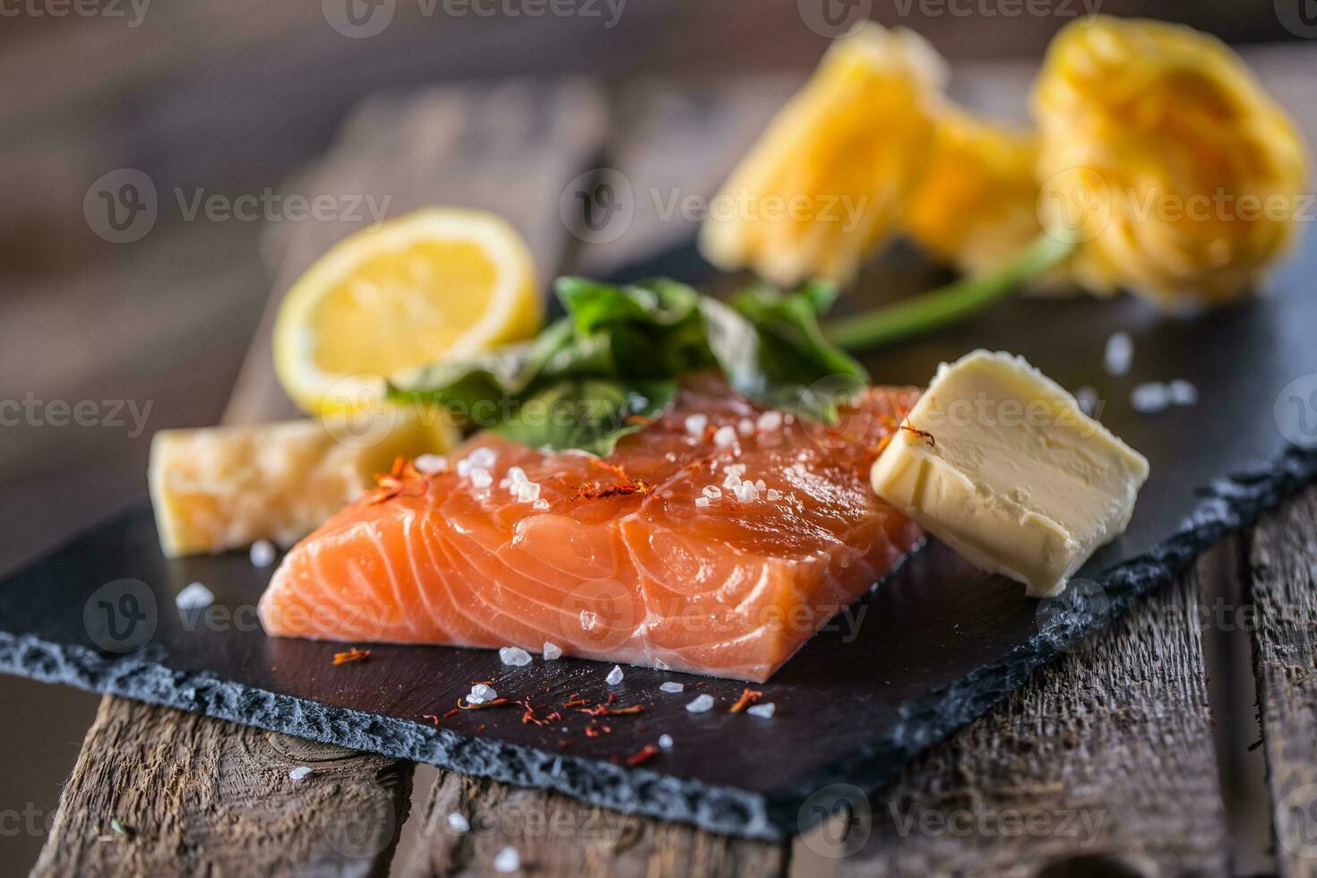 crudo salmone filetti con lime Limone sale e secco zafferano foto